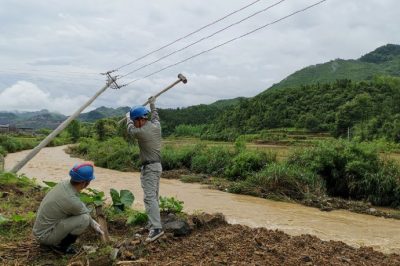 通山供電公司緊急搶修受災電桿