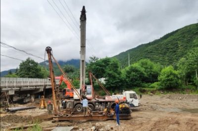 黃牛鋪供電所對草涼驛村施工修橋電力巡查