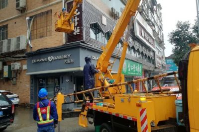 南充供電公司冒雨搶修保供電