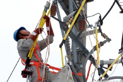 海門市電公司組織10千伏大島線變壓器增容