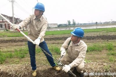 高郵供電員工走田頭保農(nóng)灌用電無憂