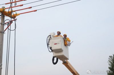 巨野供電公司員工帶電更換變壓器