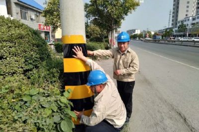 沛縣供電公司對(duì)路旁電桿加裝反光防護(hù)貼