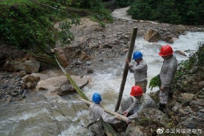 邵武供電公司修復(fù)山洪中斷供電