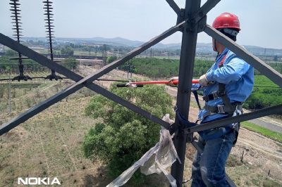 塑料布飛上高壓線  供電人摘除排險情