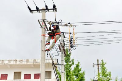 在烈日下登桿作業(yè)，更換10千伏線路懸式絕緣子