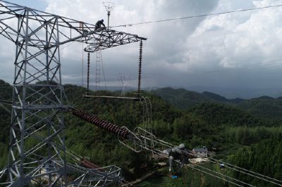 三峽電力外送線路作業(yè)人員在30多米的高空借助絕緣軟梯進行修復(fù)作業(yè)