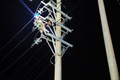 攀枝花供電公司搶修遭雷擊受損的10kV格坪線2號桿避雷器