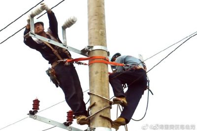 盱眙縣供電公司架設(shè)排澇站配電臺(tái)架、安裝配電變壓器