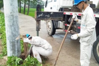 胡寨供電所對10KV105線路101、102#被暴雨沖斜的電桿進(jìn)行扶正