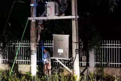 冒著36℃高溫搶修更換被雷擊燒毀的200千伏安配電變壓器