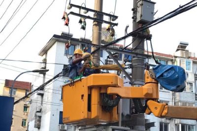 揚(yáng)州供電公司高溫天氣下不停電安裝TTU