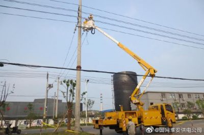 10千伏線路帶電作業(yè)，保障太平紙業(yè)公司夏季可靠供電