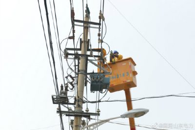 “桑拿天”里帶電作業(yè)除隱患 提高電力獲得感