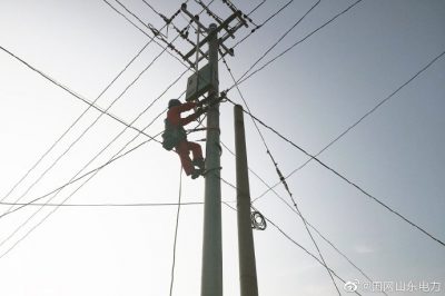 登桿消除缺陷 村民用電可靠