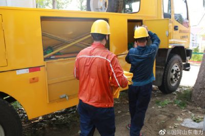 帶電作業(yè)在10千伏單廟線安裝分界開關(guān)，提升供電可靠性