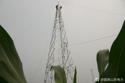 莒縣供電公司進(jìn)行35千伏安莊變電站配套線路鐵塔組裝工作