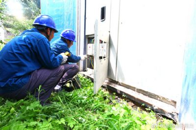 對韓家洼村的箱變、配電箱、下戶線及家庭用電開展檢查診治