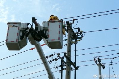 饒縣供電公司進(jìn)行10千伏黃琚線楊琚分支線帶電作業(yè)