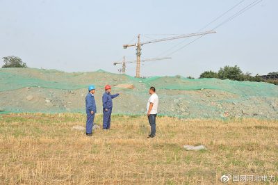 高壓線下堆土，危險！河北沙河市供電公司工作人員迅速監(jiān)督項目經(jīng)理安排人員清理
