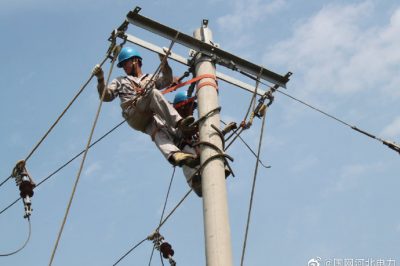 頭頂炎炎烈日對10千伏線路進行改造，保障客戶用電