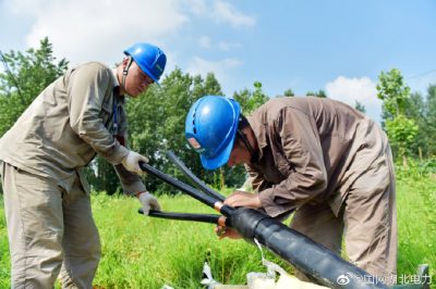 老河口市供電公司在老河口市孟樓鎮(zhèn)楊崗村2組電力線路進(jìn)行升級(jí)改造