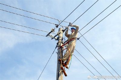 珠江供電所安裝配電柜、施放8米長電纜