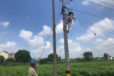 松陵供電所在新?tīng)I(yíng)1號(hào)變拆除存在安全隱患的廢舊線(xiàn)路