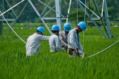 稻田里架設(shè)35千伏源怡線確保源怡生物質(zhì)電廠投產(chǎn)后能及時發(fā)電