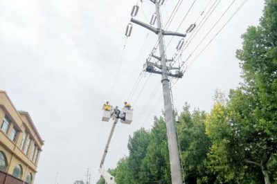 臨清市供電公司帶電更換10千伏廣場線17號桿C相開關(guān)設(shè)備線夾