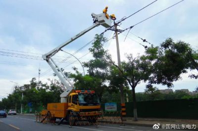 淄博供電公司在10千伏永勝線12號(hào)桿帶電T接電纜