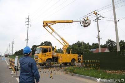 樂(lè)縣供電公司冒高溫對(duì)10千伏朱劉鎮(zhèn)線帶電接引流線