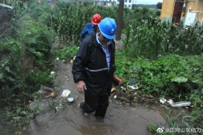 棲霞市供電公司更換配電室燒毀的高壓熔絲