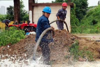 新泰市供電公司對坍塌地段供電線路轉移居民用電負荷