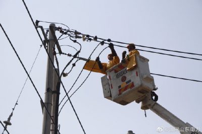 山亭區(qū)桑村鎮(zhèn)配七臺區(qū)進行變壓器帶電增容