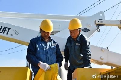 東平縣供電公司在10千伏范村線16號桿護村周邊帶電作業(yè)