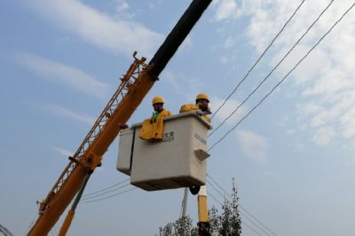 10千伏遲家線49號桿至50號桿之間帶電立桿 架設(shè)一臺200千伏安變壓器