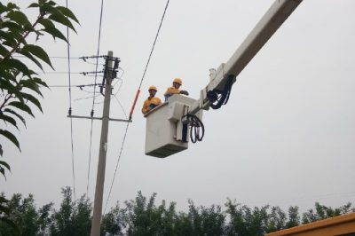 搶修10千伏龍華村5621線路干線12號桿引流線燒毀