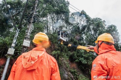 溫嶺市供電公司對城區(qū)內(nèi)受到樹木影響的線路開展修剪工作