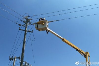 信豐縣供電公司帶電搭接崇仙鄉(xiāng)龍州蔬菜基地專變引線作業(yè)