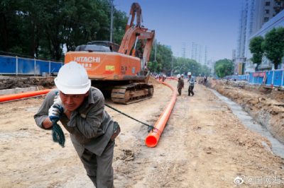 孝感供電公司正在進行城站路槐蔭大道至孝感賓館段CPVC管道預(yù)埋施工作業(yè)