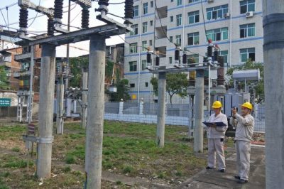 南充供電公司在各個變電站進行巡視-測溫-消缺