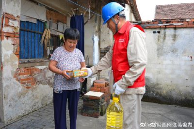 太倉市供電公司探望貧困孤寡老人 送去月餅油等生活用品