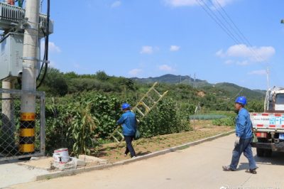 福山區(qū)供電公司檢查跳閘臺區(qū)變壓器 表箱等