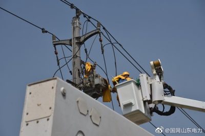 東平縣供電公司10千伏文秀線29號桿帶電作業(yè)