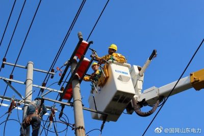 陽信縣供電公司在10千伏雷家線帶電作業(yè)