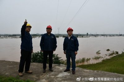 臨潼：“電小二”冒雨對跨越渭河35千伏輸電線路臨田線32號桿塔進行特巡