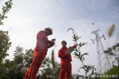 重慶璧山供電公司:紅巖服務(wù)隊(duì)節(jié)前開展無人機(jī)巡線