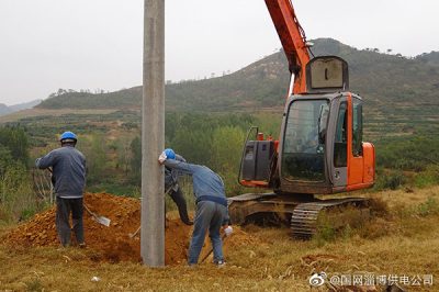 大張莊鎮(zhèn)溝窩臺(tái)區(qū)進(jìn)行電網(wǎng)改造施工