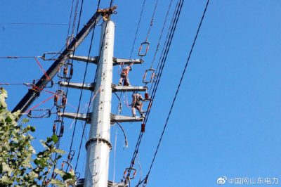 禹城市供電公司對購物廣場進(jìn)行電纜T接